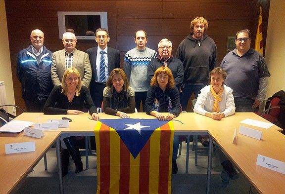 Els 11 regidors de l'Ajuntament de Folgueroles, amb l'estelada, després d'aprovar la moció.