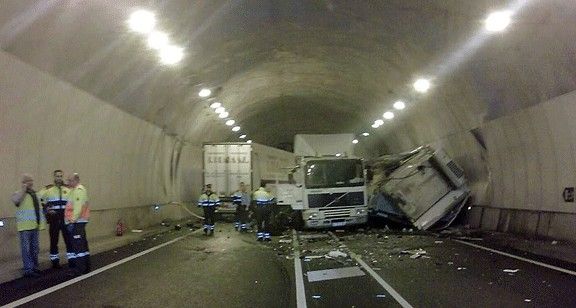 Els dos camions accidentats, a dins del túnel.