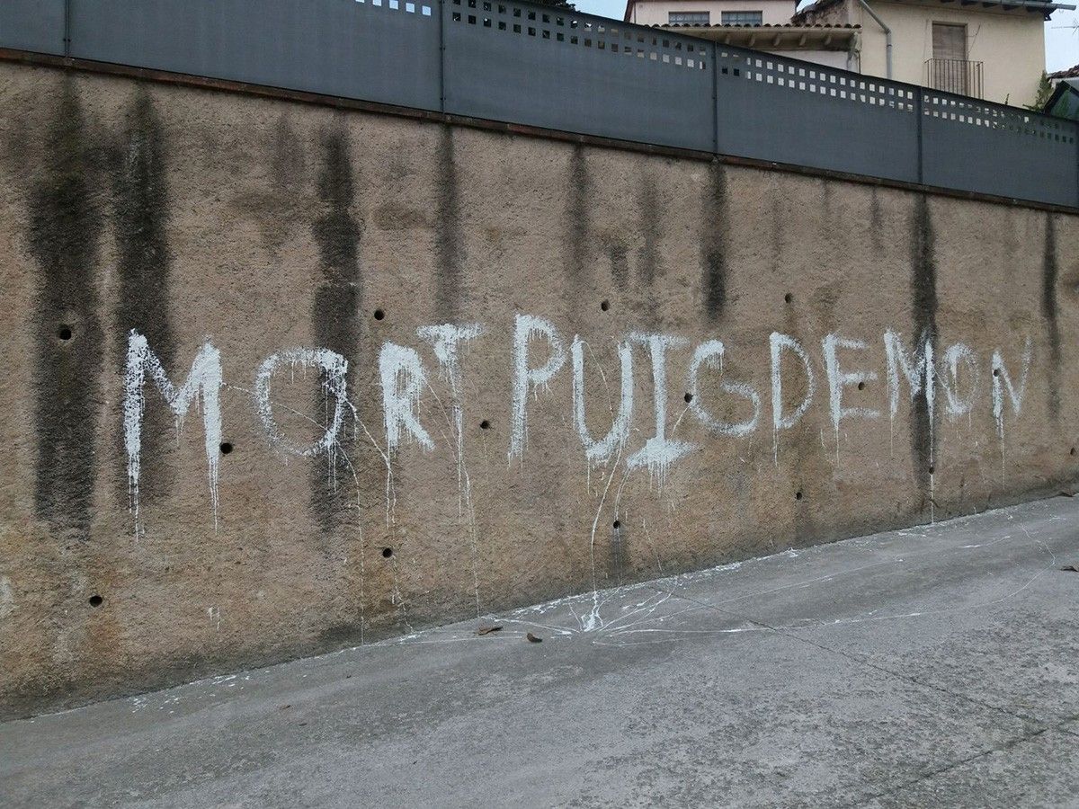 La pintada que demana la mort a Puigdemont