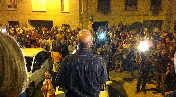 L'alcalde Jordi Fàbrega es dirigeix als veïns de Sant Pere de Torelló, després del ple.