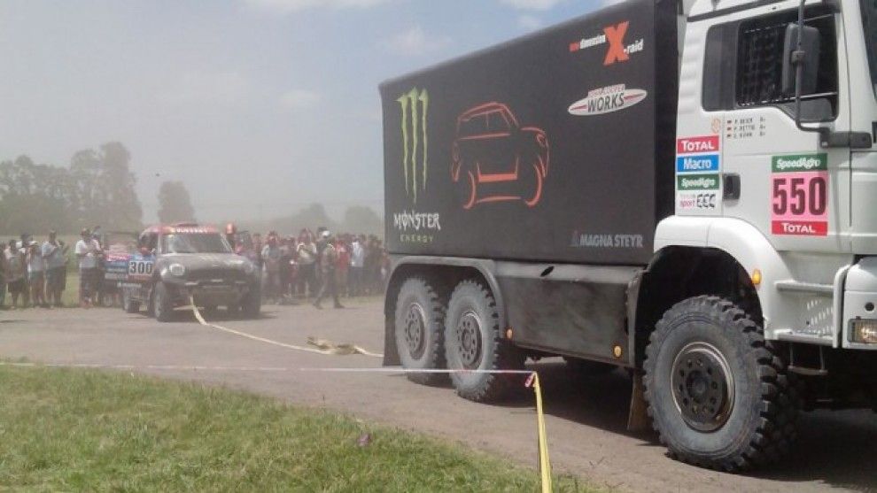 El Mini de Nani Roma remolcat per un camió en la primera etapa del Dakar