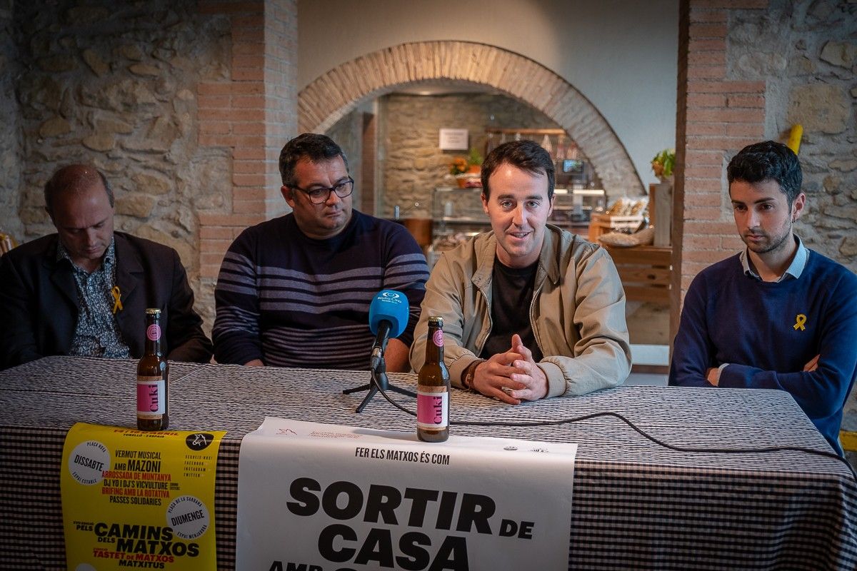 D'esquerra a dreta: el batlle de Sant Pere de Torelló, Jordi Fàbrega; Toni Colomo; el president del CET, Lambert Guix; i  Èric Sibina, l'alcalde de de Sant Vicenç de Torelló; 