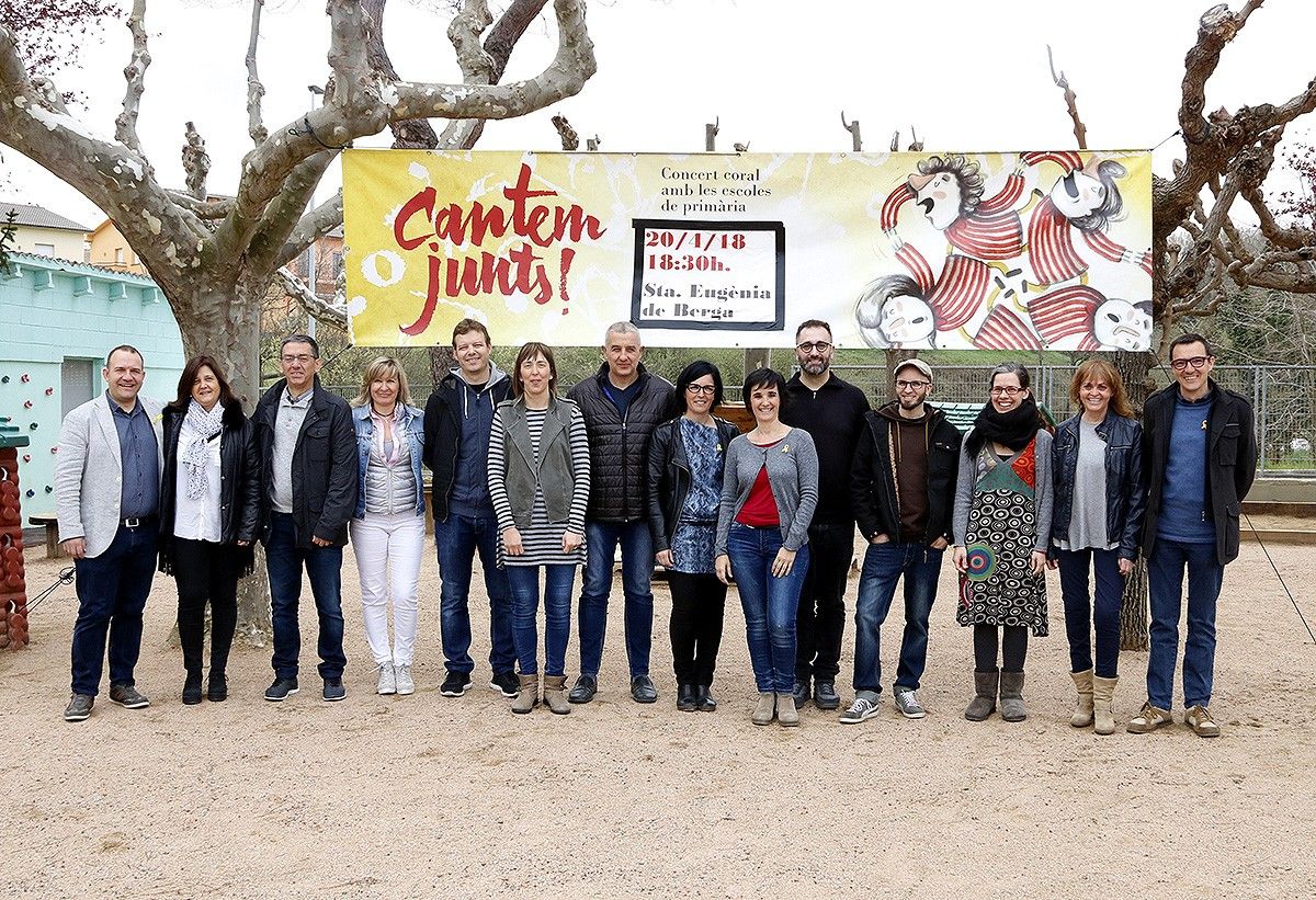 Els alcaldes dels sis municipis i els professors de les escoles que hi participen a l'escola Jacint Verdaguer de Santa Eugènia de Berga