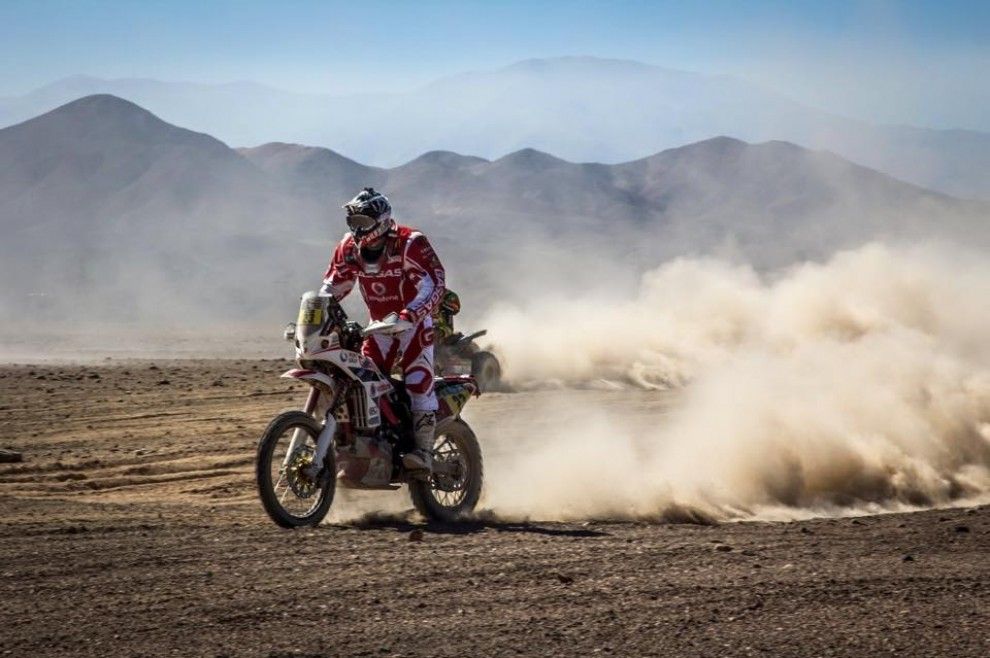 Gerard Farrés pilotant la seva moto aquest Dakar