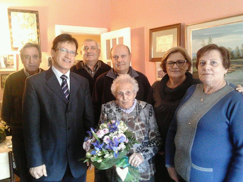 Loreto Castany, amb familiars i el regidor Xavier Farrés.