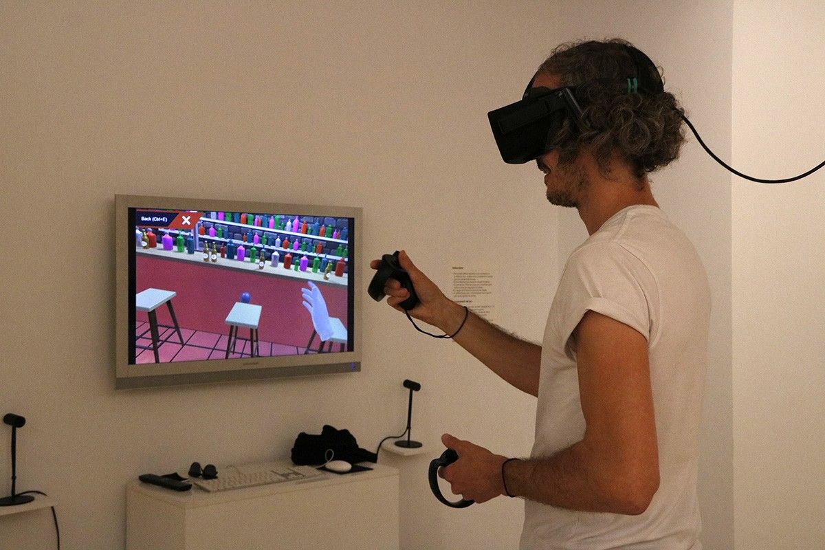 Un noi passant una de les proves en un espai de realitat virtual, que simula el bar de la Jazz Cava.