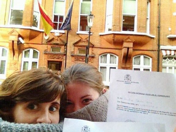 Elisenda Molera i Ariadna Seuba, aquest matí davant del consolat espanyol a Londres, just després de dipositar el seu vot.