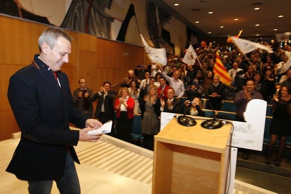 Josep Anglada, saludant els assistents.