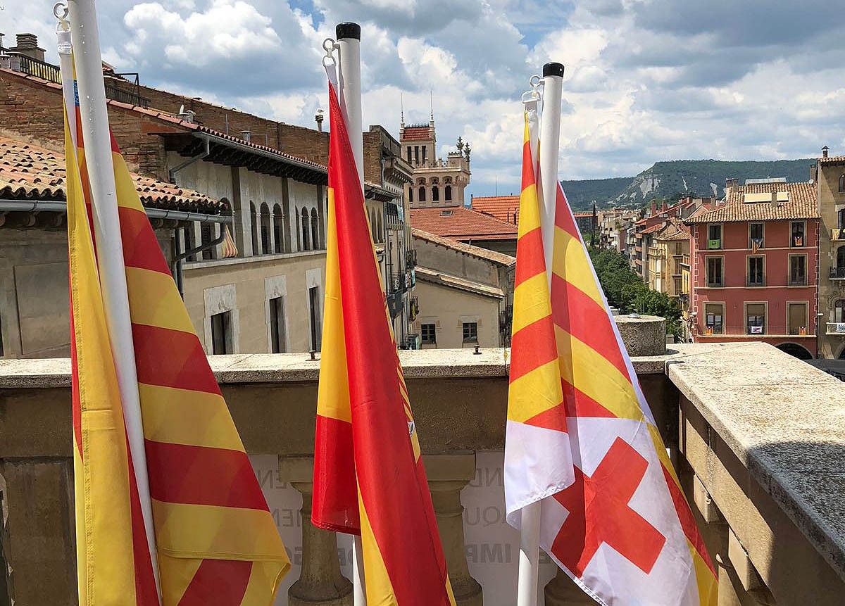 La bandera espanyola, al balcó de l'Ajuntament de Vic