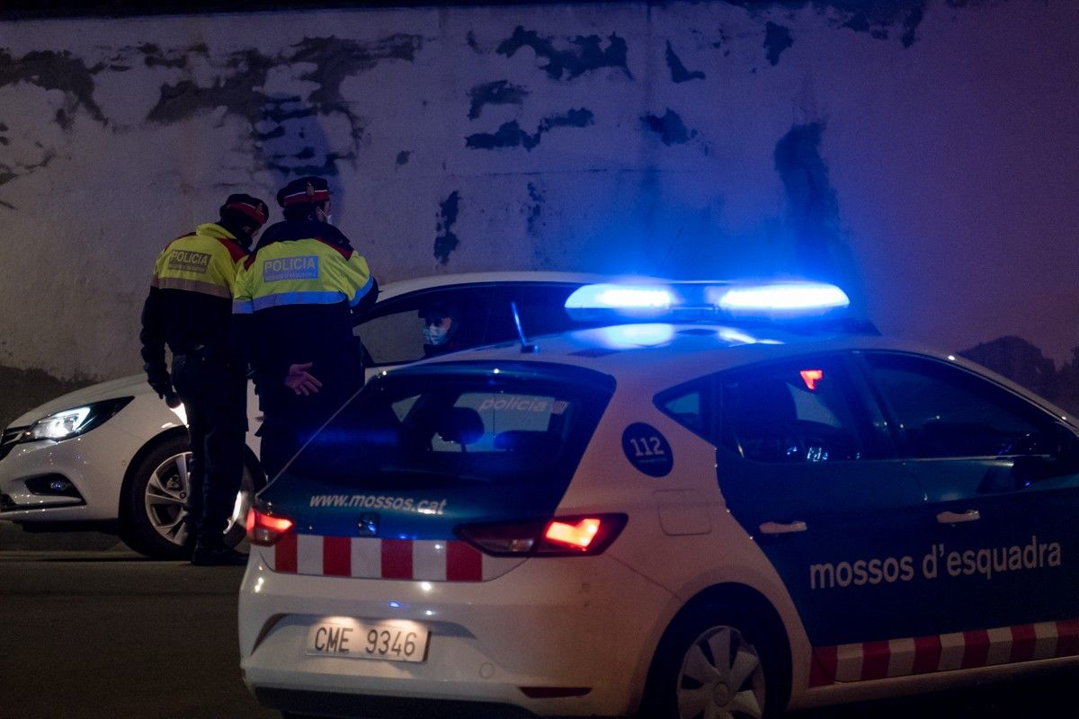 Control conjunt de Mossos i Policia Local, en una imatge d'arxiu