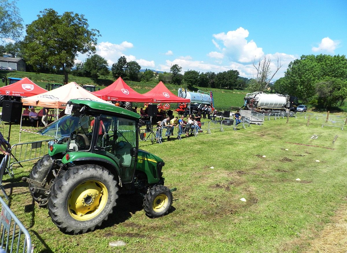 Desenes de tractors es van reunir per celebrar-ho