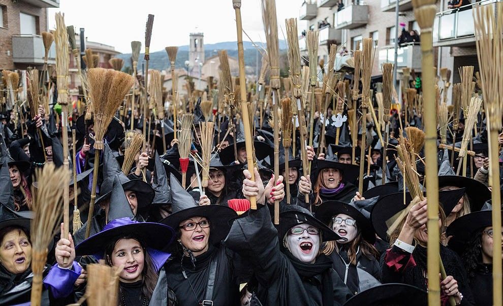 Les persones disfressades de bruixa celebren el rècord, aquest dissabte