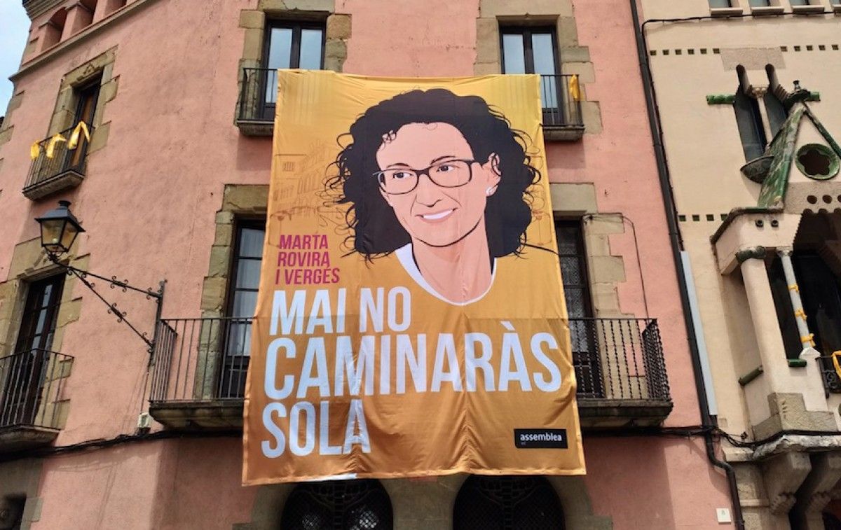 Pancarta en solidaritat amb Marta Rovira a Vic 
