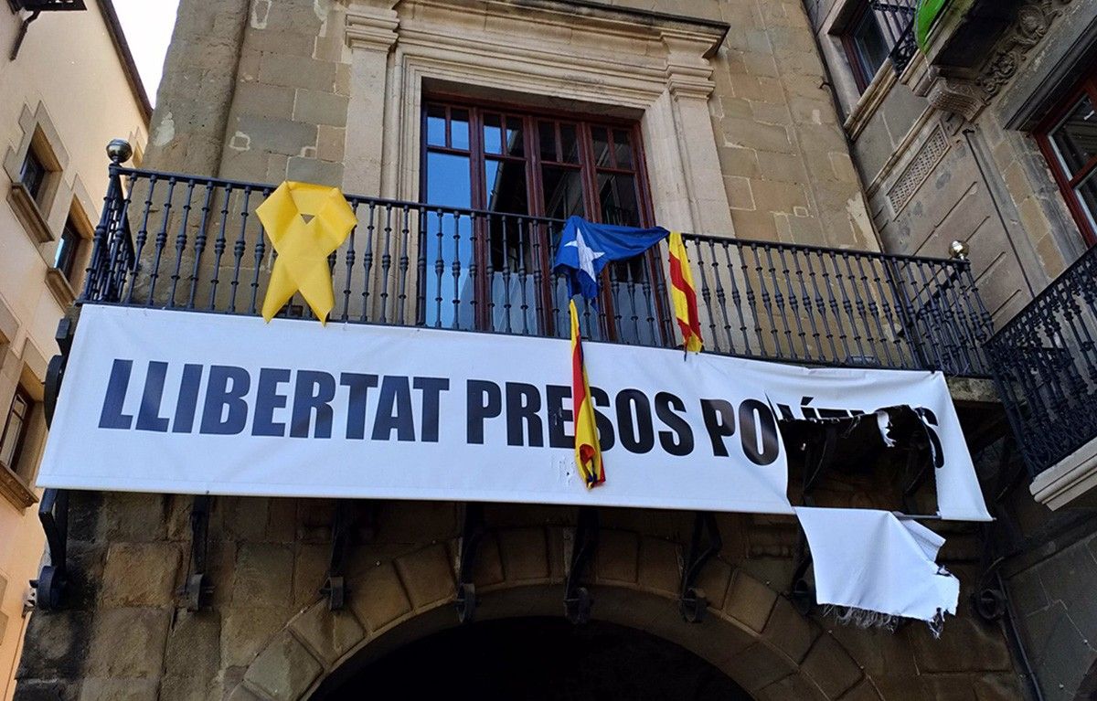 L'estelada i la pancarta pels presos polítics, estripades