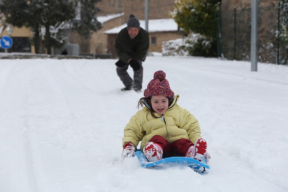 Una nena jugant amb la neu, a Sant Boi de Lluçanès