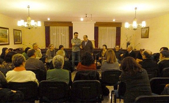 Assemblea de Tona Futur, el  passat divendres. De peu, Josep Picó i Xavier Sardà.