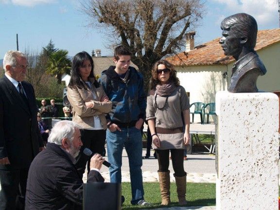 L'alcalde de Seva, Josep Palmarola, llegint el rètol del bust de Pep Bassas. Al seu costat, els fills del pilot, Maria i Josep.