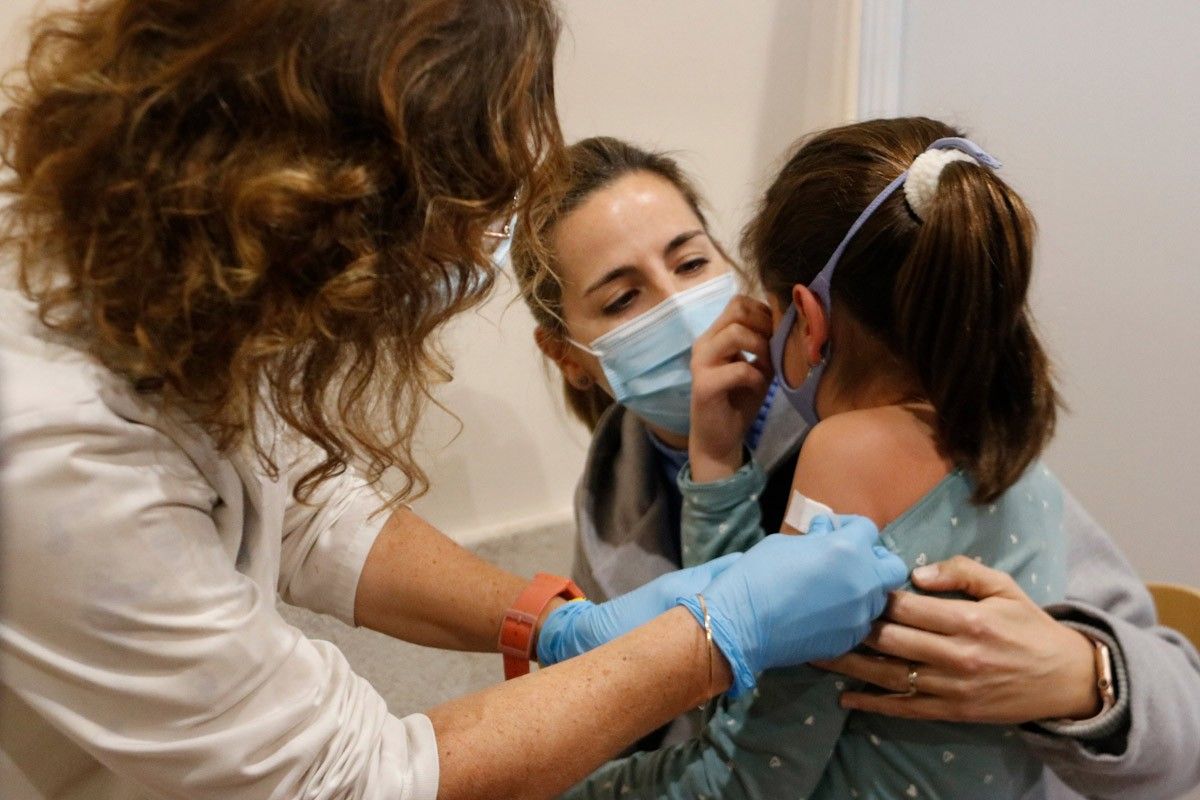 Una nena després de rebre la vacuna a Igualada
