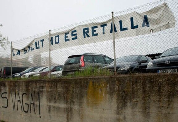 Pancarta contra les retallades a l'Hospita General de Vic.