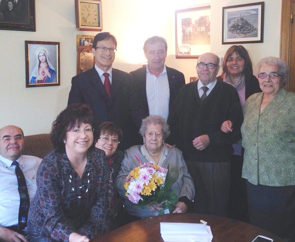 Pilar Echevarria, amb el regidor Xavier Farrés i membres de la seva família