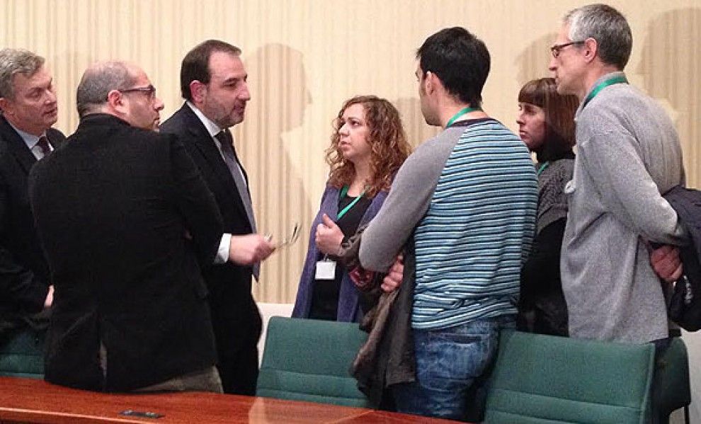 Ramon Espadaler parlant amb familiars de les víctimes