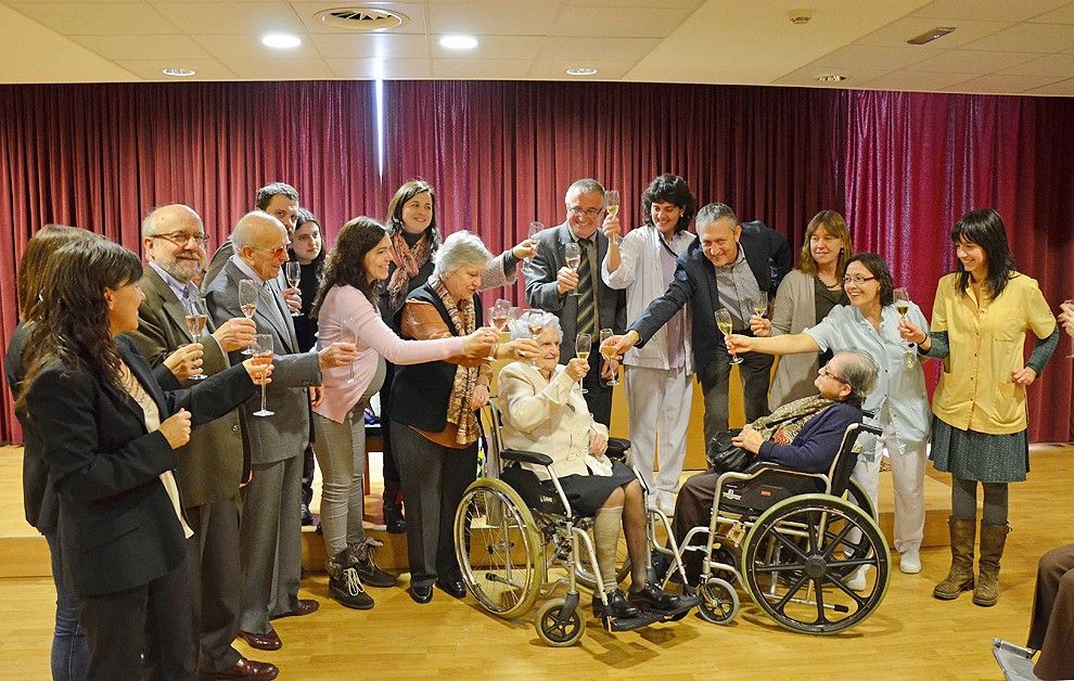 Foto de la festa a la residència Aura, amb l'alcalde Pere Prat.