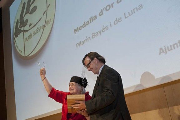 Pilarín Bayés va rebre la medalla de mans de l'alcalde Vila d'Abadal.