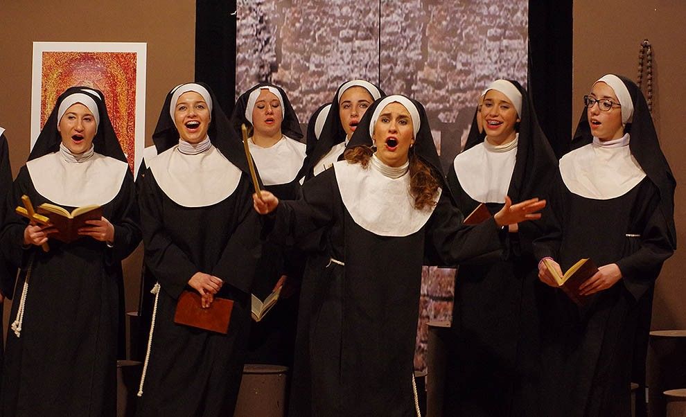 Una escena del musical «Sister Act» dels alumnes de l’Institut Castell del Quer.