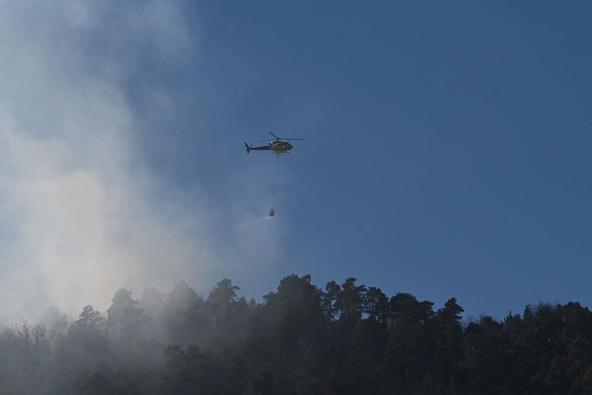 L'helicòpter bombarder apagant el foc al Lluçanès.