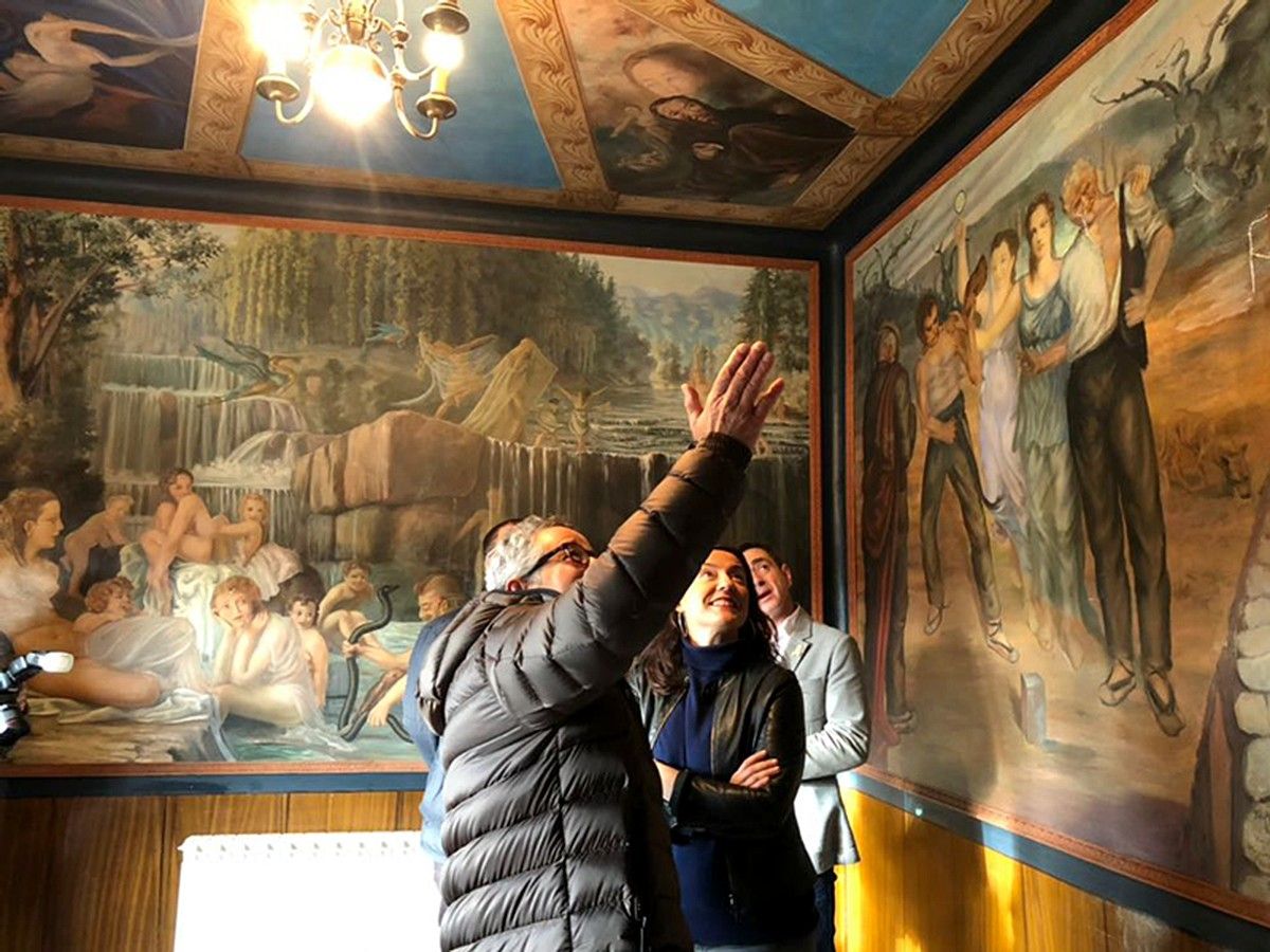 Les pintures ja remodelades de l'antiga sala de plens de Malla