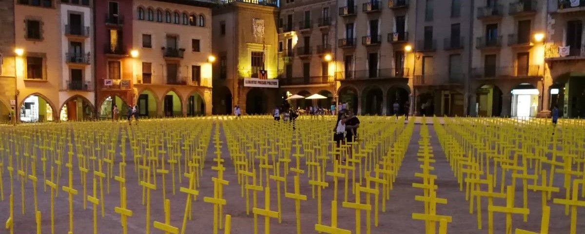 La plaça major de Vic, plena de creus grogues