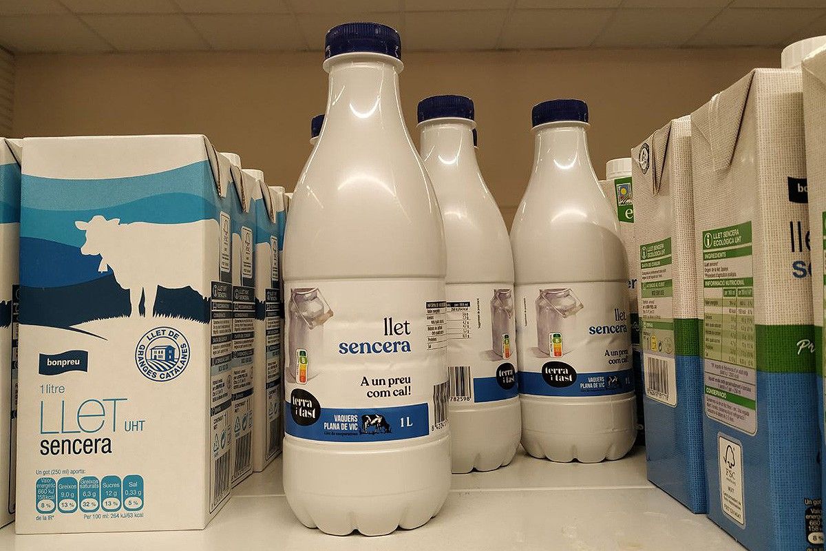 Les ampolles de llet dels Vaquers Plana de Vic que distribueix BonPreu, al costat d'altres llets.