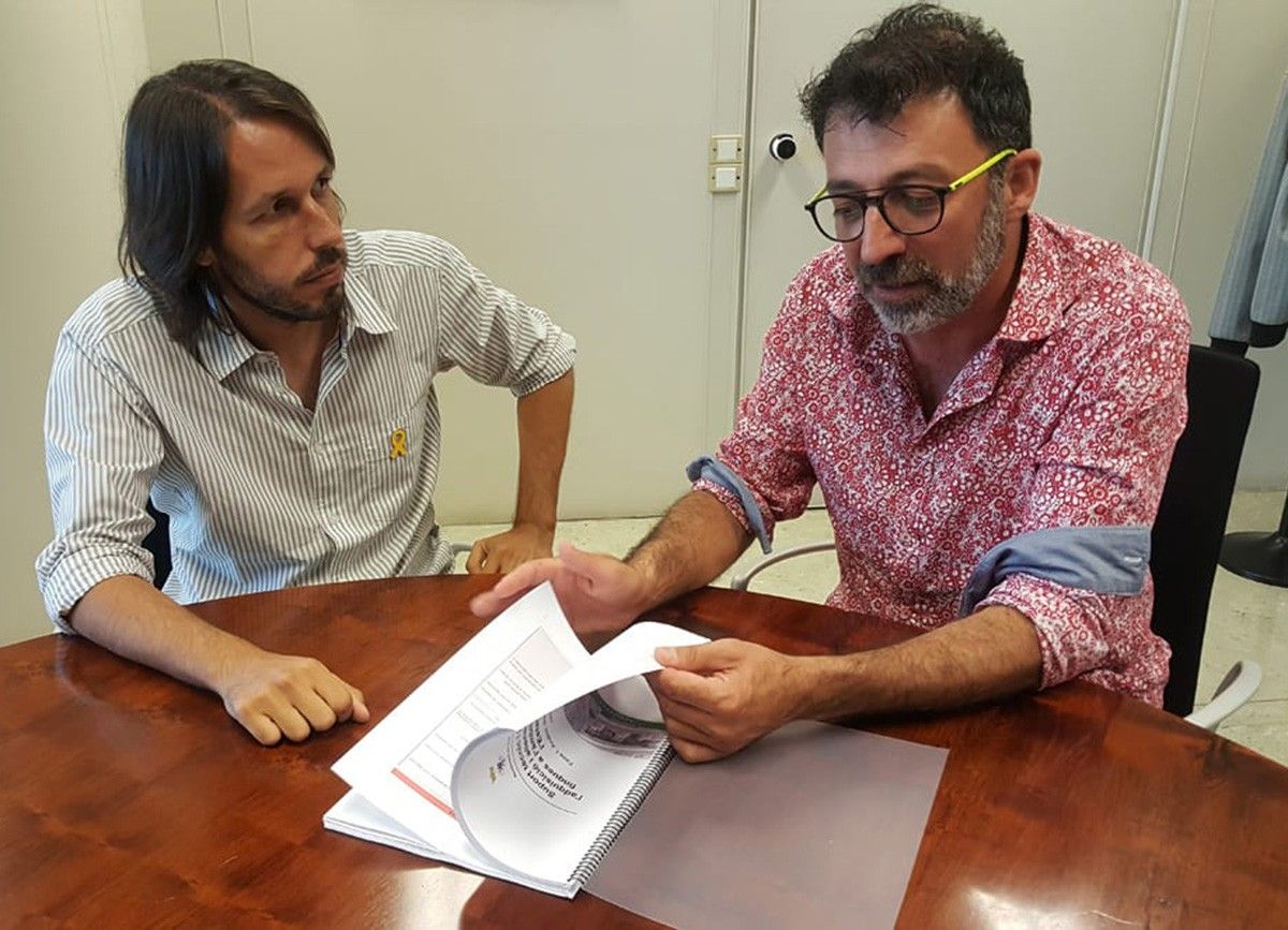 El diputat d'Urbanisme i Habitatge, Josep Ramon Mut entregant el document a l'alcalde, Ferran Teixidó.