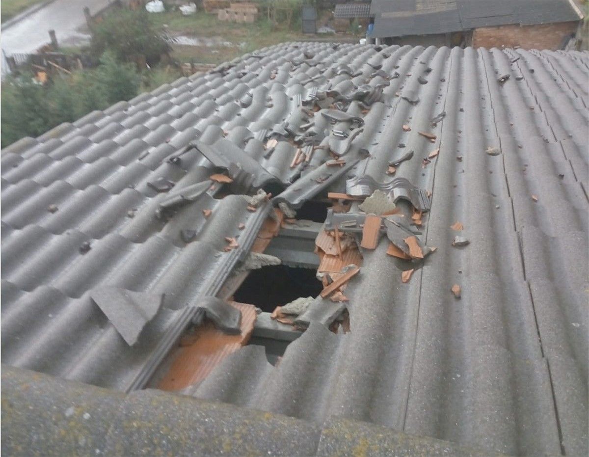 El forat a la teulada en una casa de Sant Boi de Lluçanès.