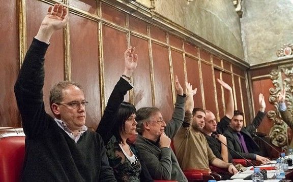 El ple de Vic ha aprovat la moció a favor de la declaració de sobirania amb els vots dels regidors socialistes.