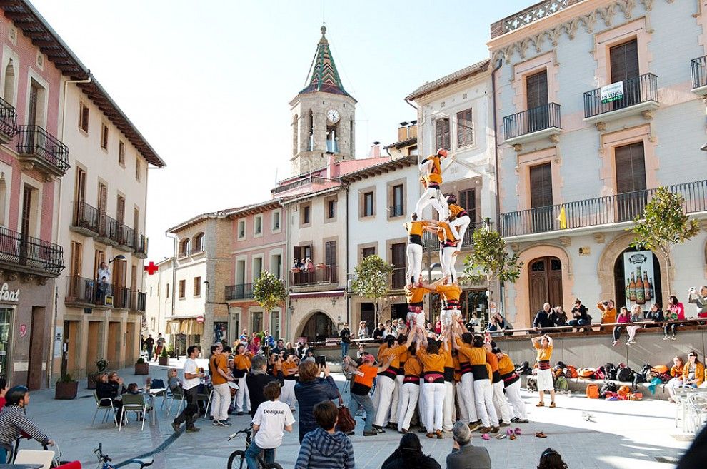 L'actuació dels Sagals d'Osona a la plaça Major de Viladrau.