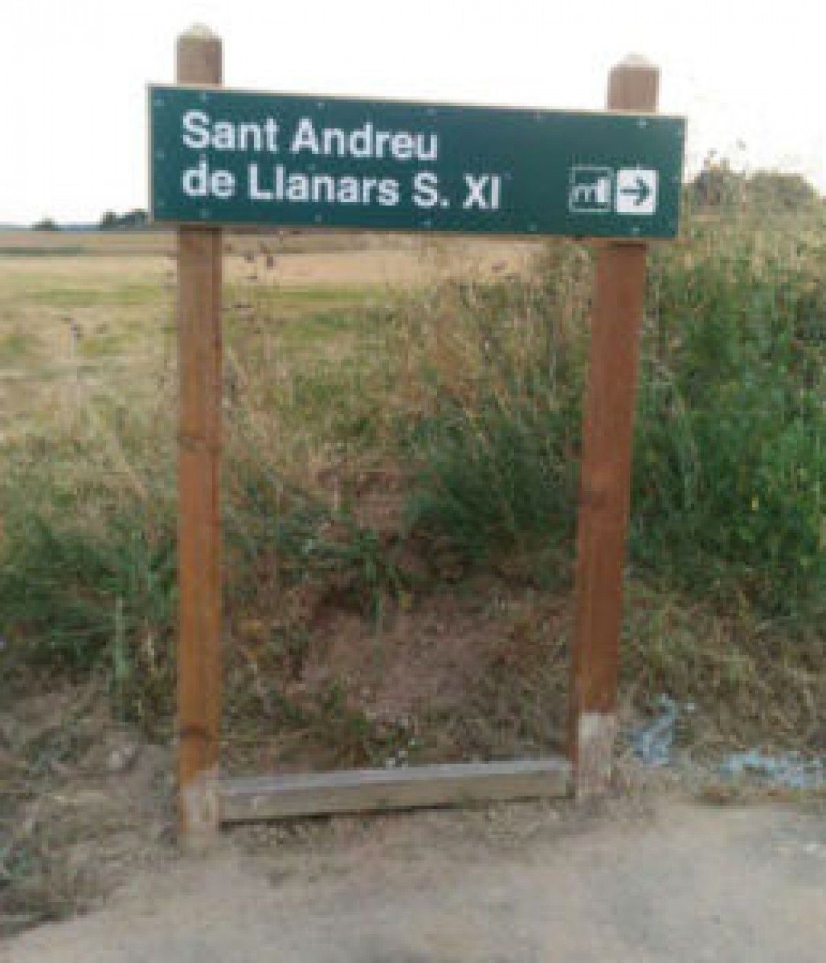 El nou cartell que indica el camí cap a l'ermita de Sant Andreu de Llanars.
