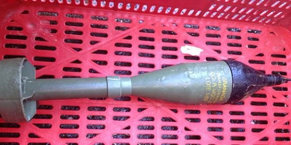 Imatge de la granada apareguda a la deixalleria de Torelló.