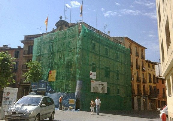 La façana de la Casa de la Vila de Torelló, en obres.