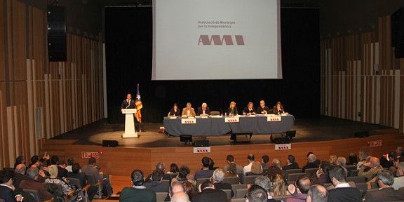 L'alcalde de Vic, Josep Maria Vila d'Abadal, s'adreça als assistents a la tercera assamblea de l'AMI