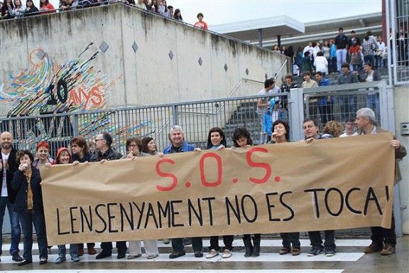 Professors i alumnes s'han tornat a manifestar davant de l'IES Cirvianum de Torelló.