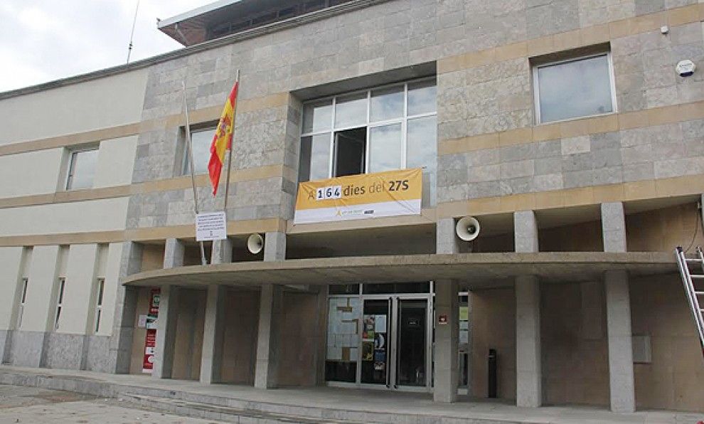 Façana de l'Ajuntament de Calldetenes, aquest dijous, amb la bandera espanyola