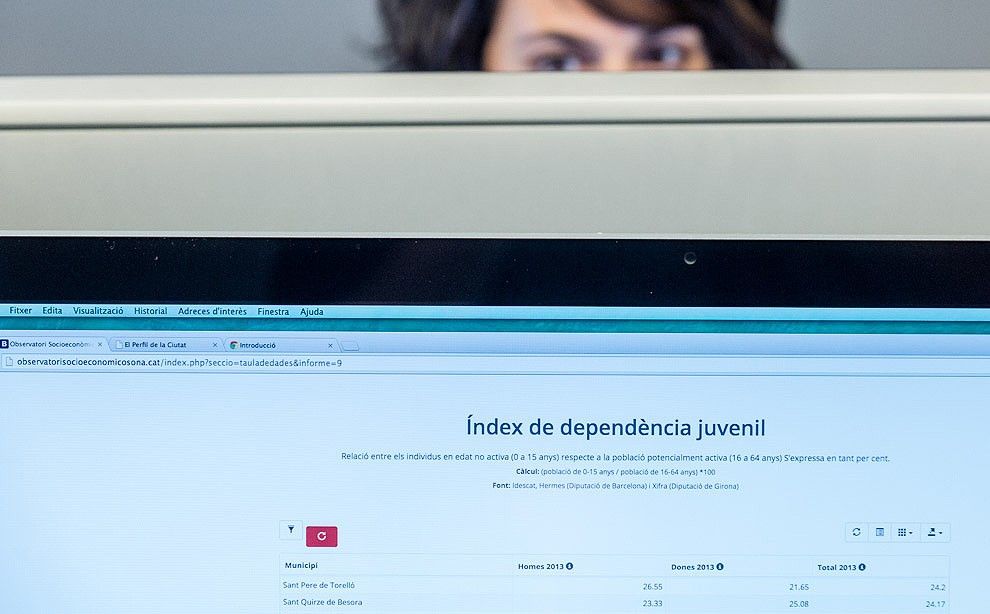 Una periodista, al taller per aprendre a usar el web de l'Observatori Socioeconòmic d'Osona