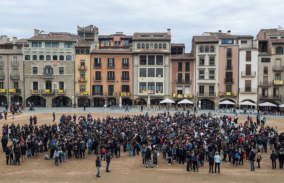 Alumnes i professors dels instituts de Vic s'han trobar a la plaça Major per fer un minut de silenci per la tragèdia de l'Institut Joan Fuster de Barcelona 