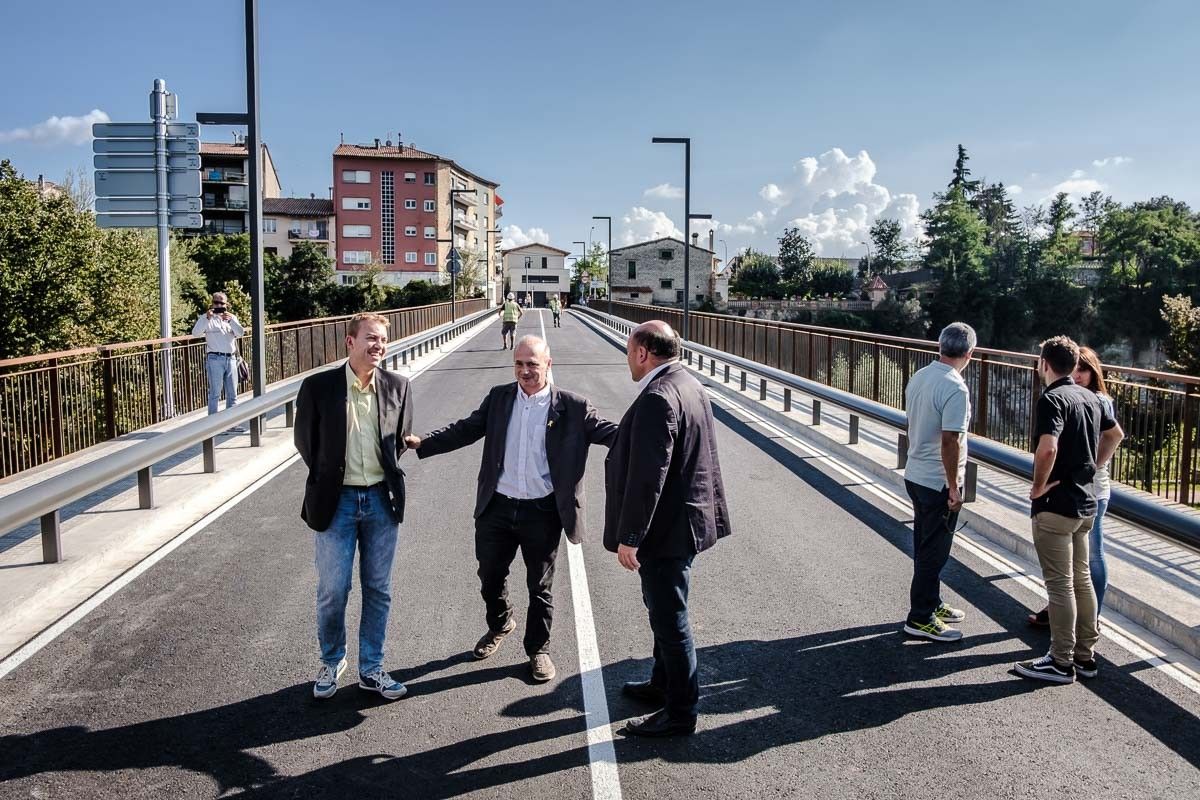 L'alcalde Àlex Garrido, el diputat Jordi Fàbrega i el regidor d'Urbanisme Enric Vilaregut, aquest dimecres a la tarda a Manlleu.