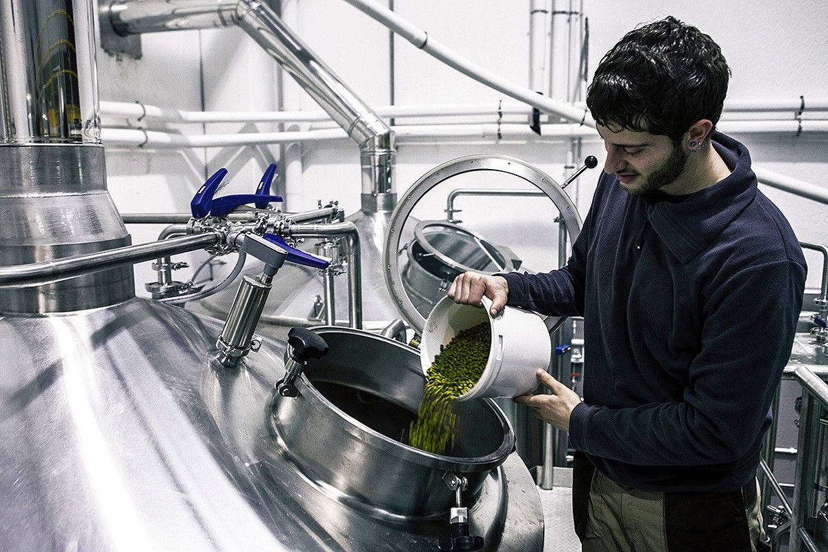 Un treballador de Cervesa del Montseny elaborant cervesa a Sant Miquel de Balenyà