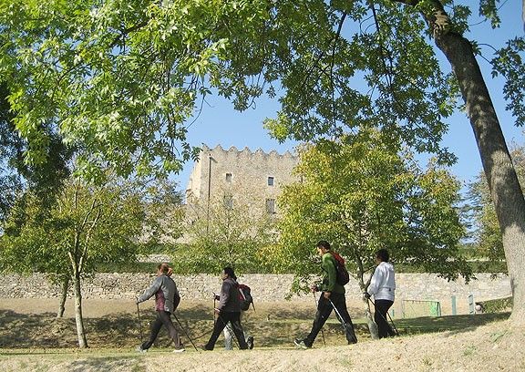 El Castell de Montesquiu, amb uns excursionistes.