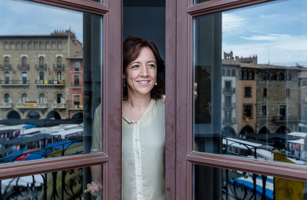 Anna Erra, que serà la nova alcaldessa de Vic, en una balconada de la plaça Major