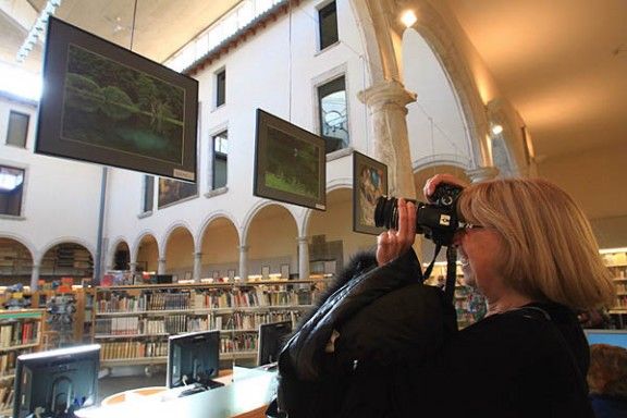 Una de les participants a la trobada, aquest dissabte a la biblioteca Joan Triadú.