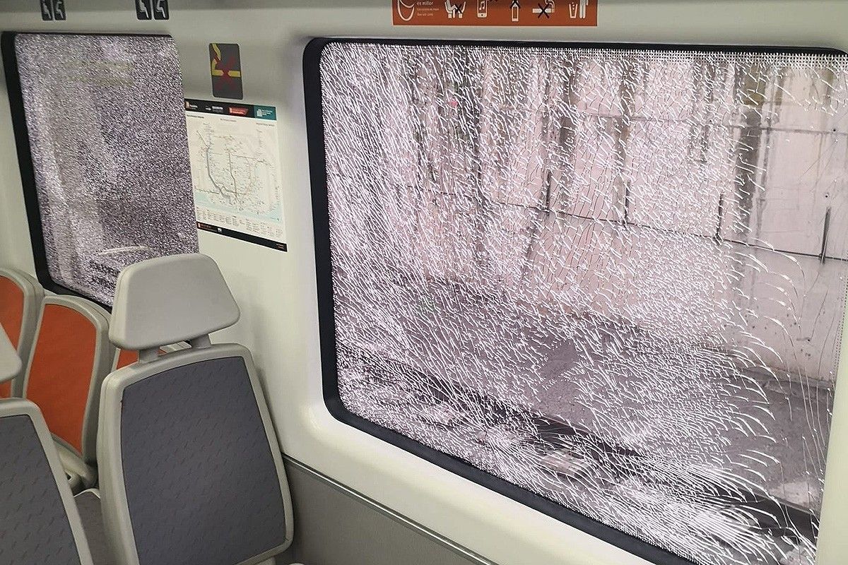 Alguns dels vidres trencats del tren que estava aturat a Centelles.